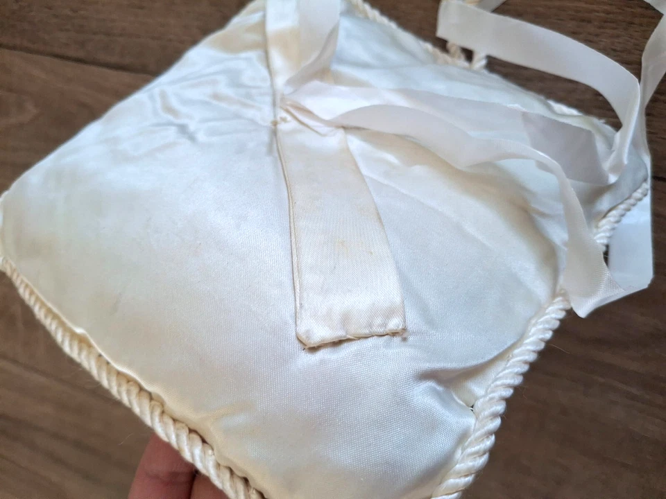 Almohada de portador de anillo vintage marfil satinado y encaje accesorio de boda Foto 4 de 4