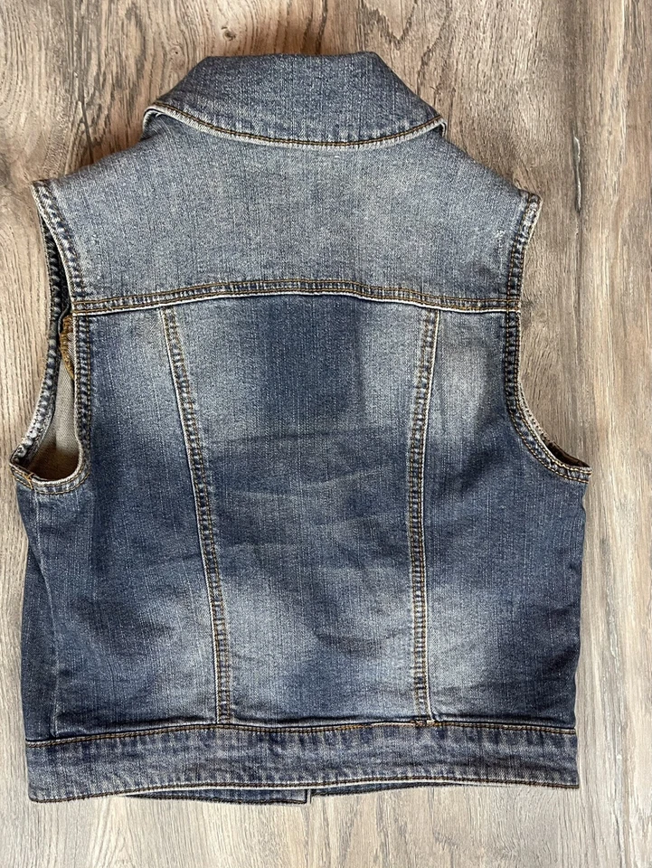 MOSSIMO JUNIOR SLEEVELESS DISTRESSED BUTTON DOWN BLUE JEAN JACKET SIZE MEDIUM - Image 4 of 4