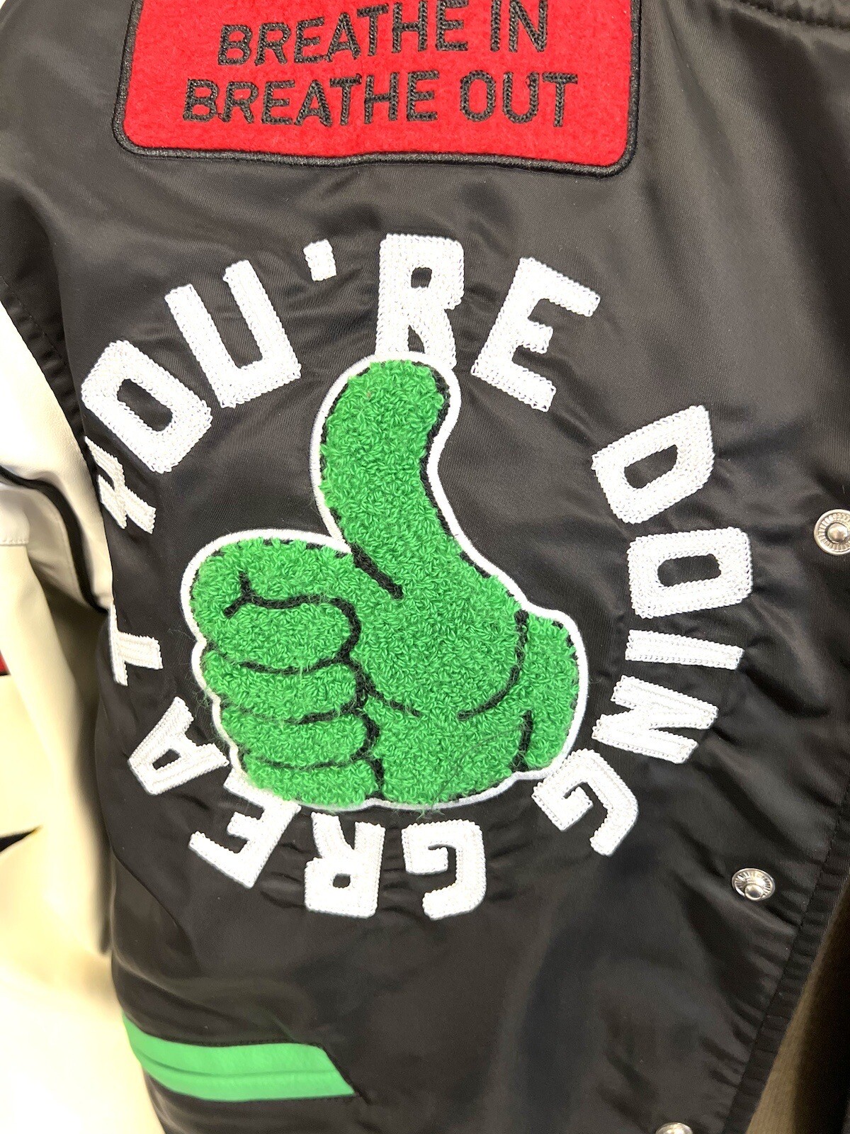 Prima fila ufficio arte e design ricamato da uomo Giacca Varsity taglia S