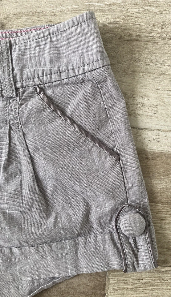 DKNY JEANS Gris Plata PANTALONES CORTOS PLISADOS A CUADROS ELEGANTES CON PUÑOS, Detalles Botón/Satén Foto 3 de 4