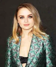 JOEY KING THE KISSING BOOTH 8x10 Photo