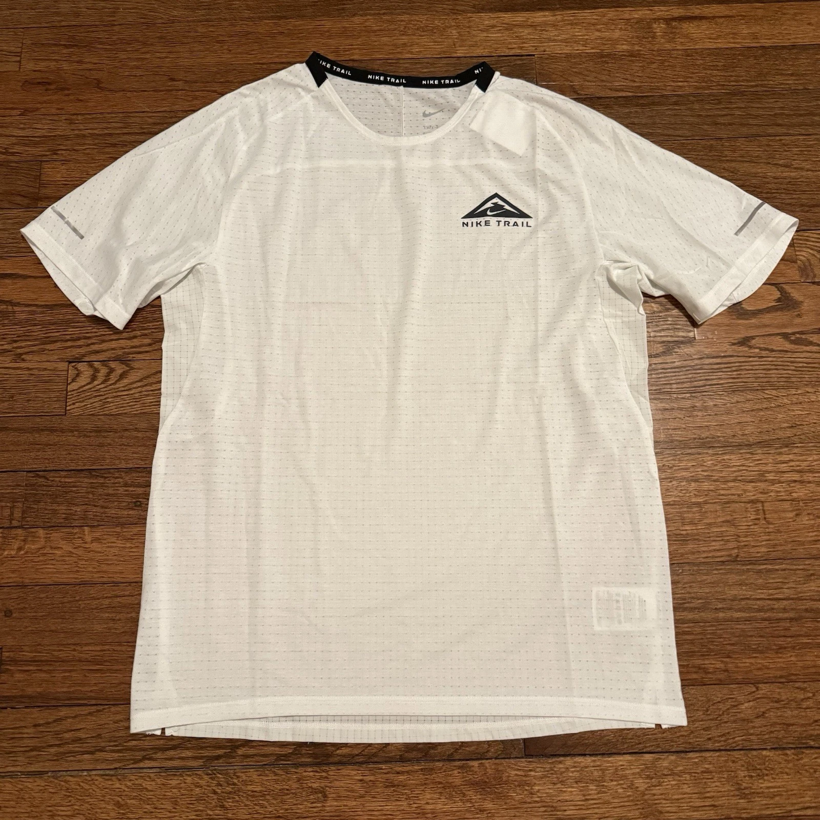 Nike DRI-FIT Trail Solar Chase Short-Sleeve Running Top Mens Sz L DV9305-121 $65
Opens in a new wind
