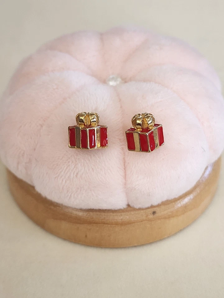 Caja de regalo firmada por AVON de colección pendientes esmalte rojo chapado en oro cubo 3D Navidad Foto 3 de 4