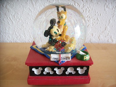 Disney Mickey and Friends  Mickey and Pluto  Musical Snowglobe