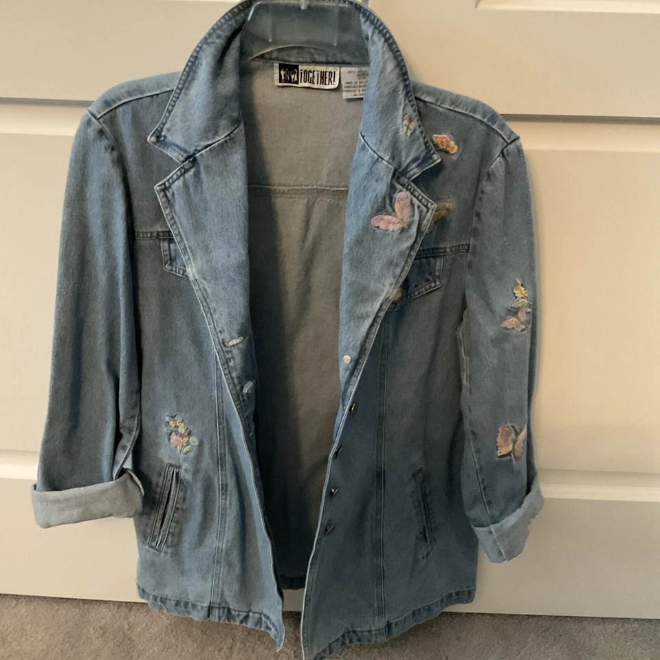 Chaqueta de mezclilla Together vintage bordada mariposa pastel - lavado ligero - talla 12 usada en excelente estado Foto 3 de 4