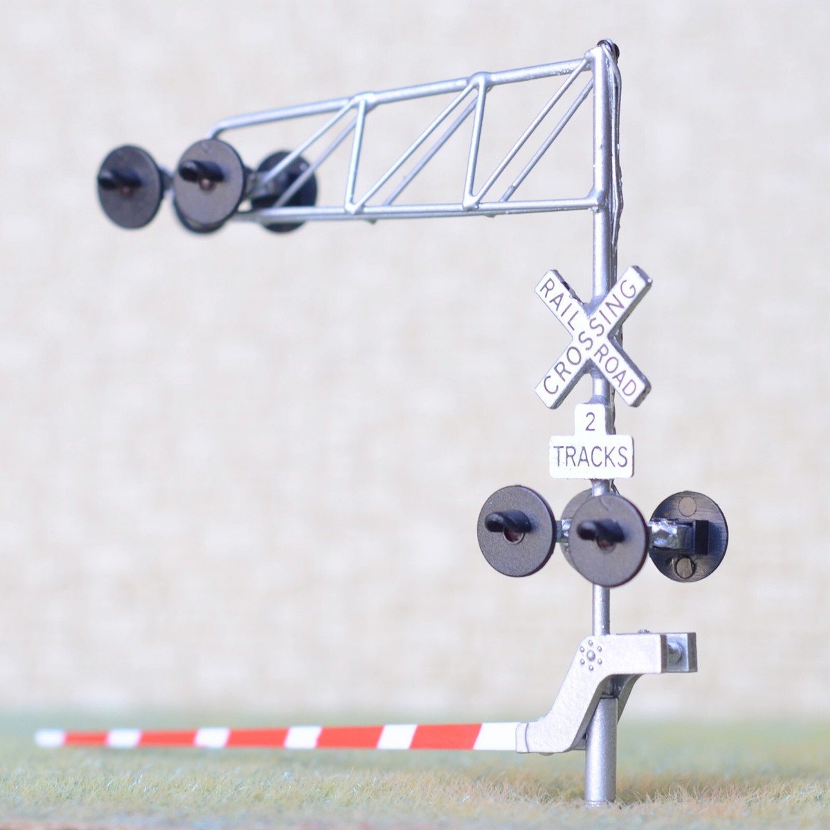1 x HO scale model cantilever grade crossing signal with gate arm