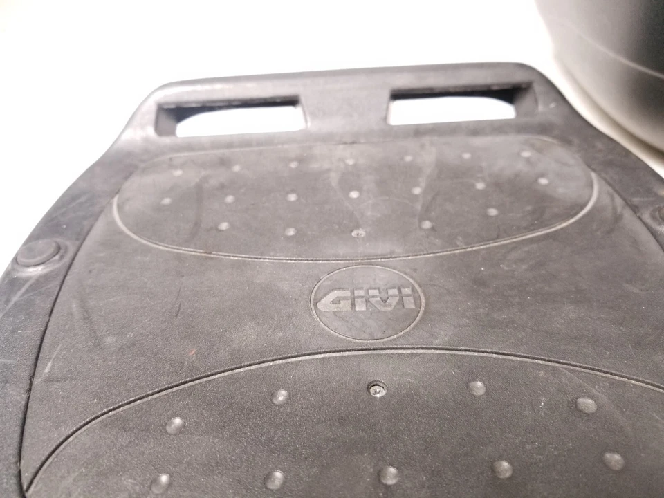 04 Triumph Tiger 955i GIVE Maletero Trasero Almacenamiento Equipaje con Montaje Foto 4 de 4