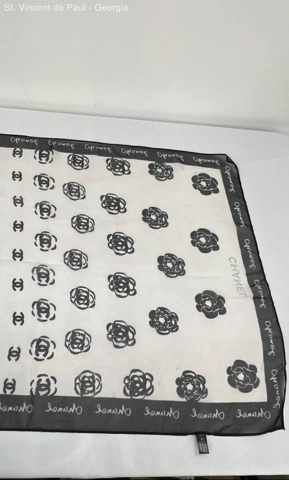 Hermosa bufanda vintage Chanel 100 % seda floral y monograma hecha en Italia 20x60" Foto 4 de 4