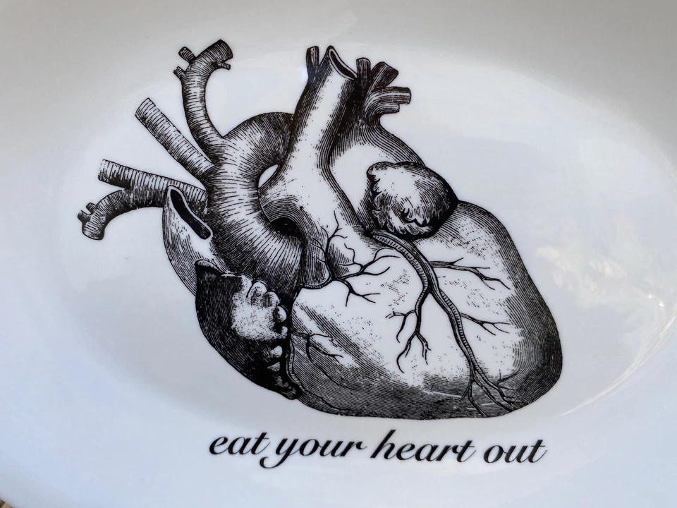 Eat Your Heart Out Oval Plate Black & White 11” Artist Meredith Foto 2 de 4