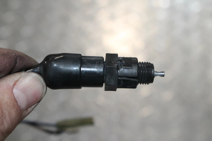 1999 KAWASAKI VULCAN 1500 VN1500A ЗАДНИЙ ТОРМОЗ ДАТЧИК - Изображение 3 из 4