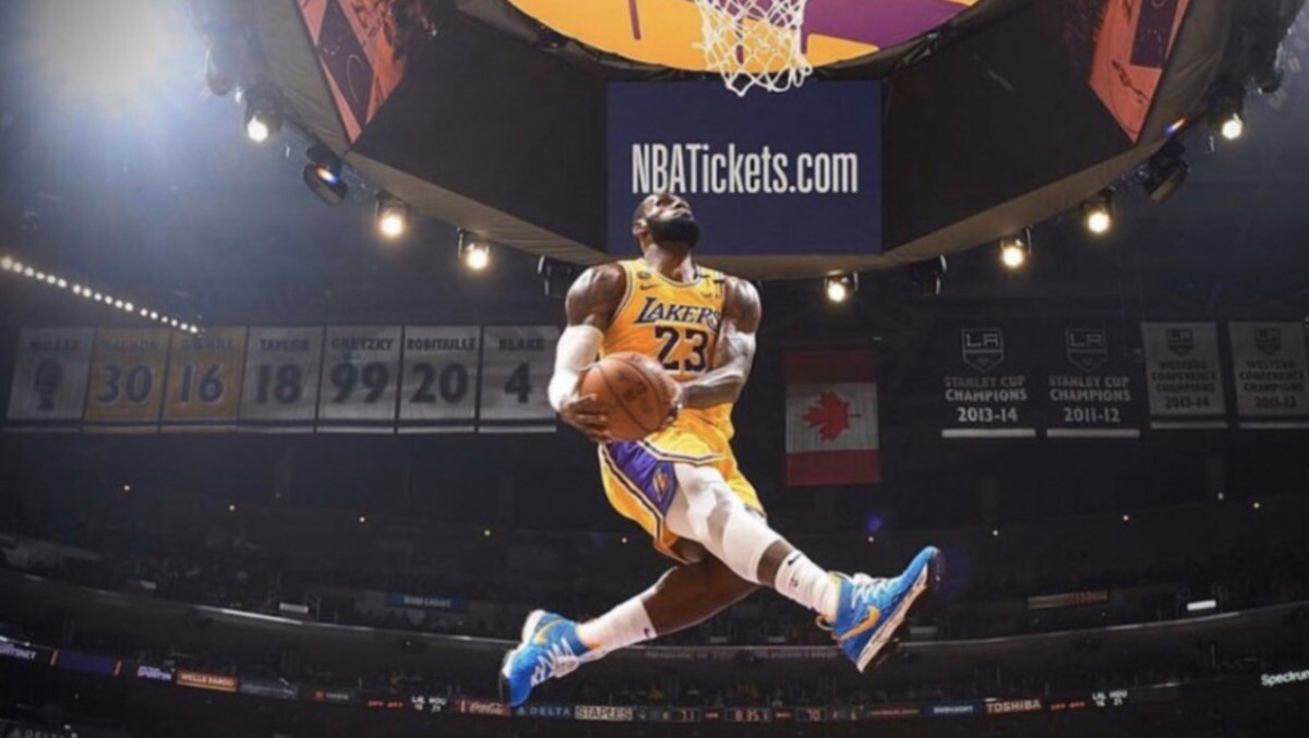 2020 LEBRON JAMES TRIBUTE DUNK TO KOBE BRYANT AFTER HE