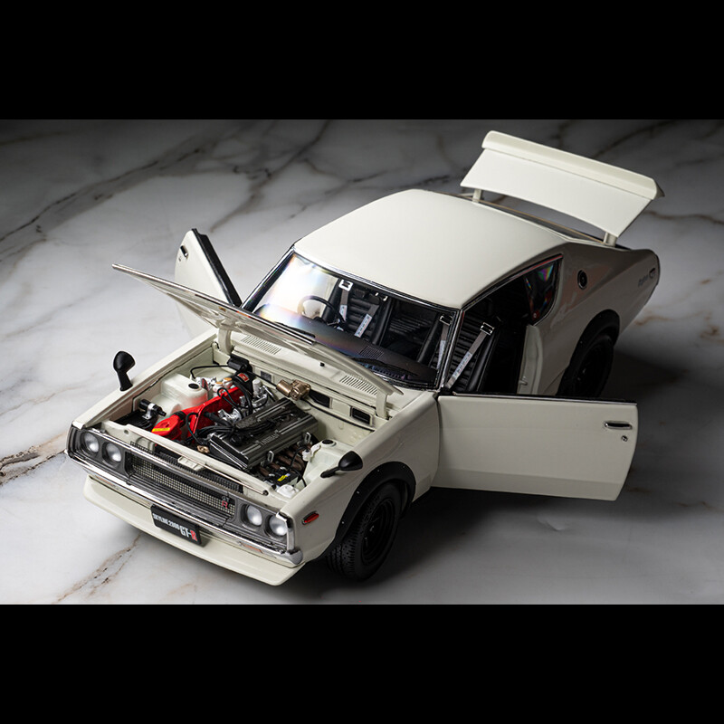Nissan SKYLINE 2000GT-R KPGC110 White KYOSHO 1:18 Diecast Car