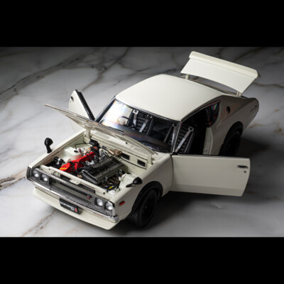 Nissan SKYLINE 2000GT-R KPGC110 White KYOSHO 1:18 Diecast Car