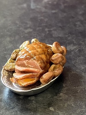 Puppenhaus Miniatur Braten Gammon und Gemüse. Maßstab 1:12