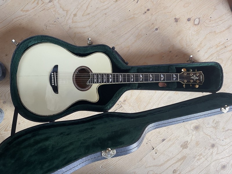Yamaha APX-20 Japan White Electric Acoustic Guitar with Hard Case Vintage
