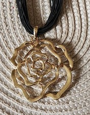 Anh&auml;nger mit Halsband verdammte und super sch&ouml;ne Dekult&auml;ts