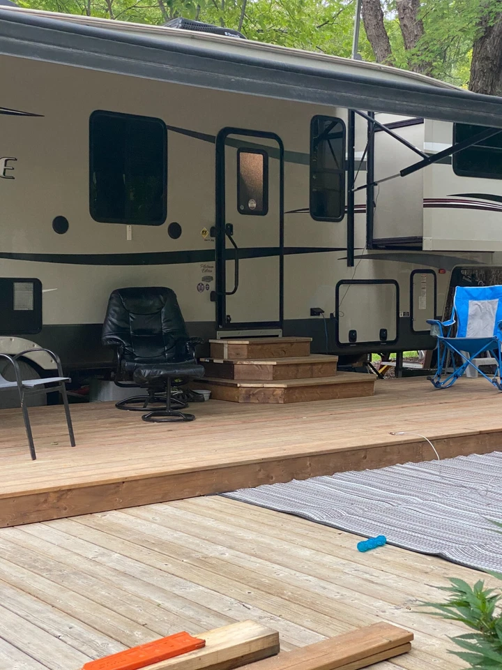 SOLD 2015 Sabre 36FLRB Fifthwheel - Image 2 of 4