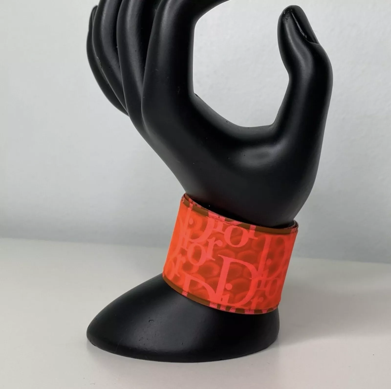 Bracelet à claquer vinyle orange Dior néon