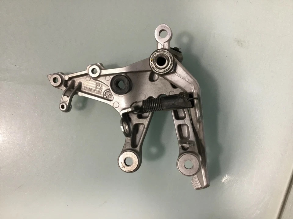 07-11 Honda CBR 600RR Front Right Side Footrest Peg Hanger E Foto 2 de 4