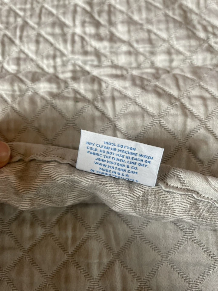 Juego de 2 fundas de almohada acolchadas MATOUK 18” X 14,5” gris claro Foto 4 de 4