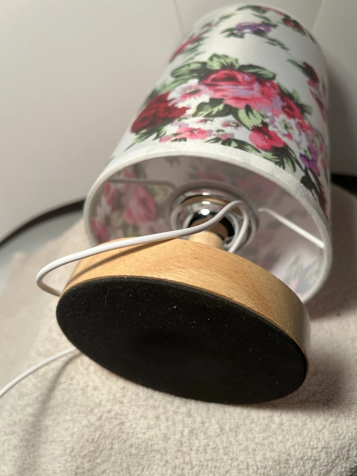 Lámpara de mesa auxiliar de dormitorio con pantalla de flores rosadas Foto 4 de 4