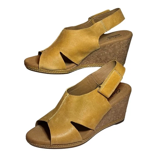 Sandali Clarks Helio Float in pelle nabuk gialla con zeppa e cinturino regolabile