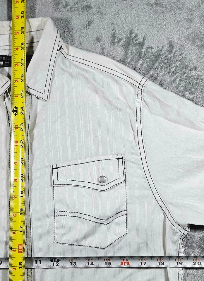 Camisa blanca con hebilla negra abotonada para hombre talla mediana Foto 4 de 4