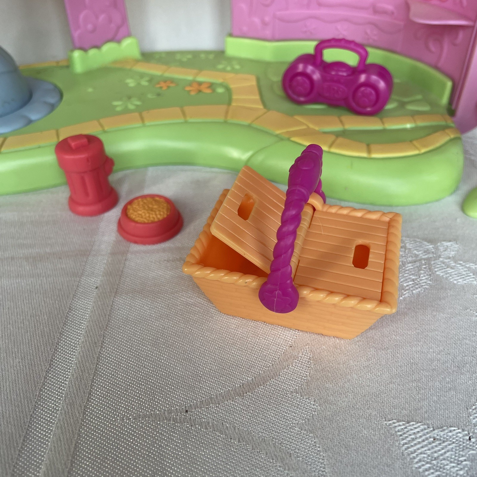 Littlest Pet Shop LPS Round N Round Pet Town Playset with Accessories 2006