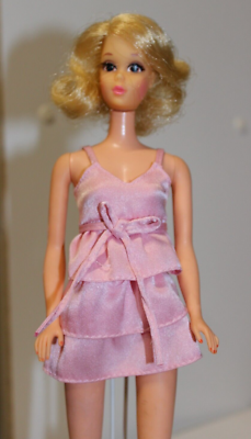 barbie fashion avenue pink dress Amazon.com: Barbie Deluxe Fashion Avenue Gown w Faux Fur Trim & More! (1995) : Toys & Games