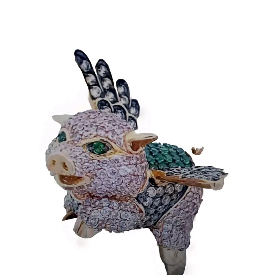 Absolutely Fabulous NOIR Pave CZ Flying Pig Pink/ Green Yellow Gold Plated Ring - Imagem 4 de 4