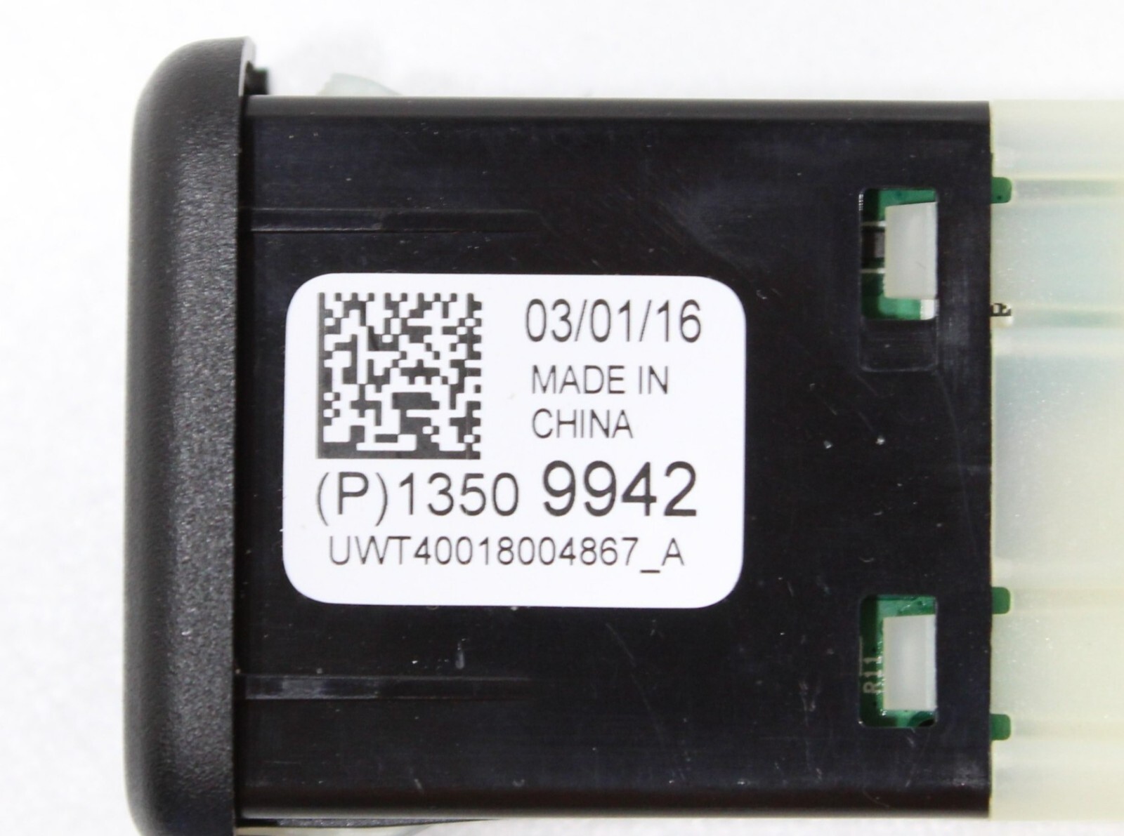 GMC ACADIA CENTER CONSOLE USB AUXILIARY JACK ADAPTER PORT OEM