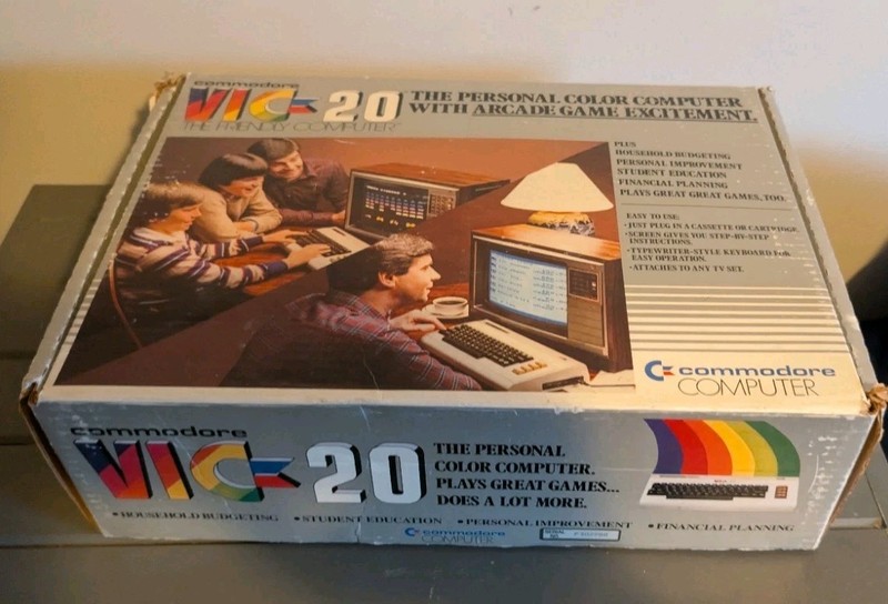 Keyboard Commodore VIC-20 in Original Box with 2 games