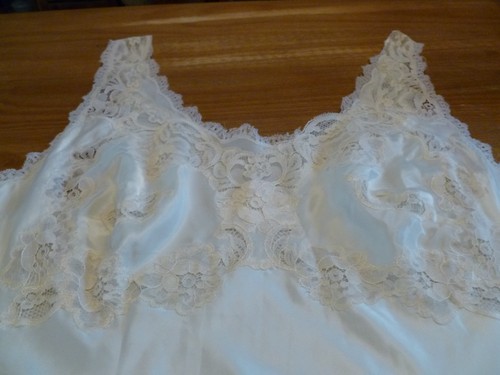 VINTAGE "PEERLESS" PRETTY CREAM SILKY SATIN LONG FULL SLIP PRETTY LACE SZ 14-16 - Picture 5 of 8