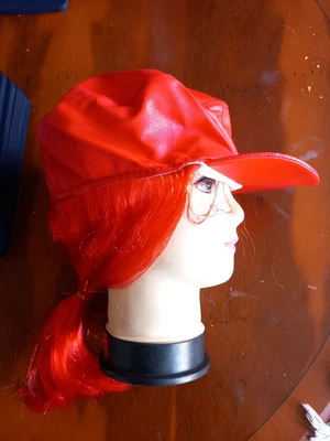 Chapeau PVC rouge années 70 60 avec cheveux bleus attachés Go Flower Power Abba - Photo 1/3