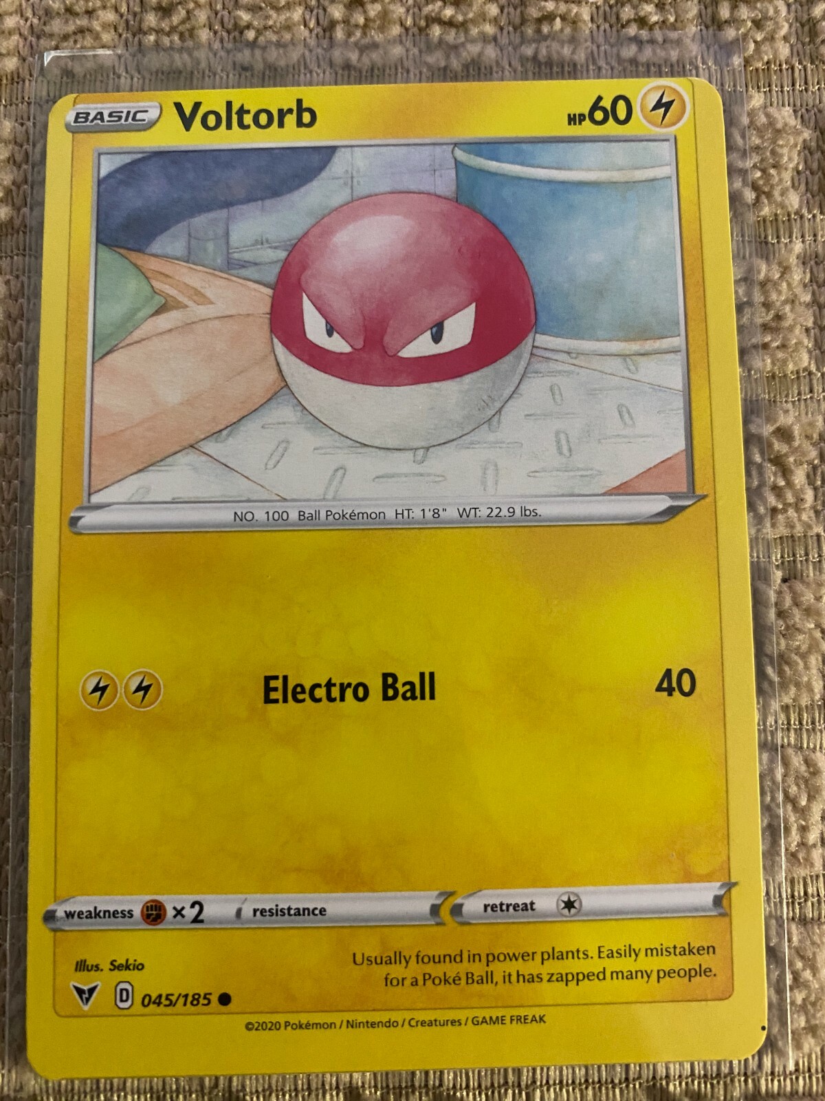 Pokémon - Vivid Voltage-Voltorb 45/185 Error Misprint/Miscut alignment dot NM 