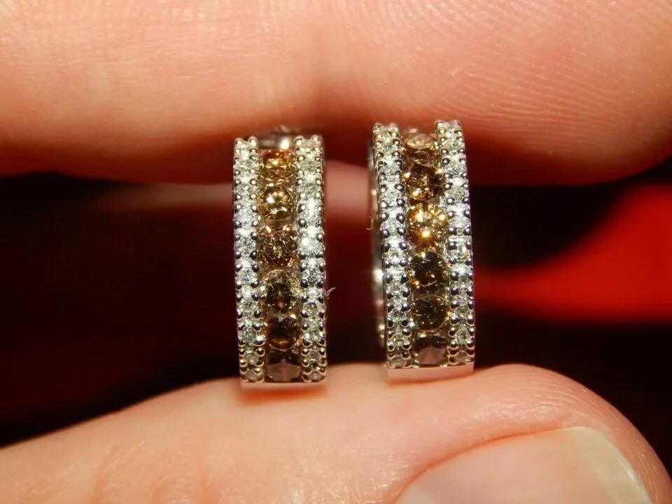 Pendientes de aro Huggie de cuarzo ahumado simulados redondos de 2,00 quilates chapados en oro blanco de 14 k Foto 2 de 4