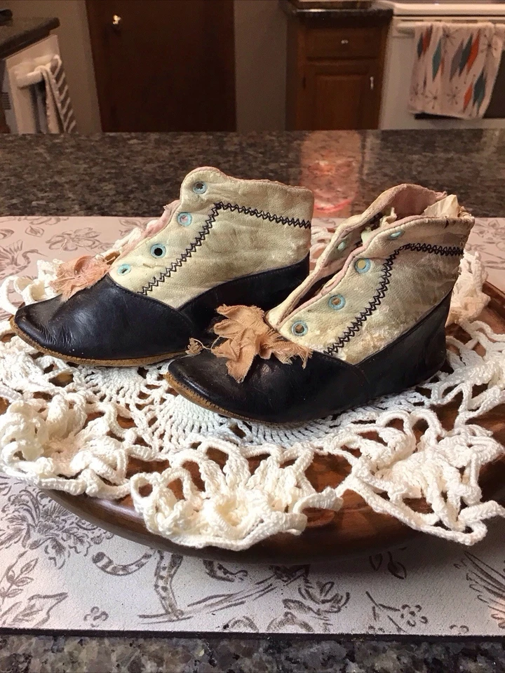 古董维多利亚皮革系带婴儿靴双色黑色白色和粉红色 — 第 2/4 张图片