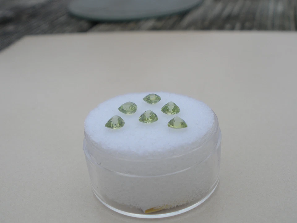 6 Peridot Trillion Loose Gems 4mm each - Image 3 of 4