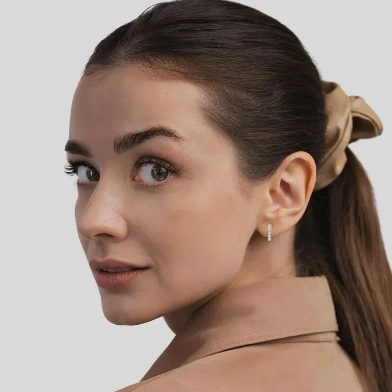 钻石环状耳环 0.060 克拉天然钻石小号 Huggie Hoops 925 银 — 第 4/4 张图片