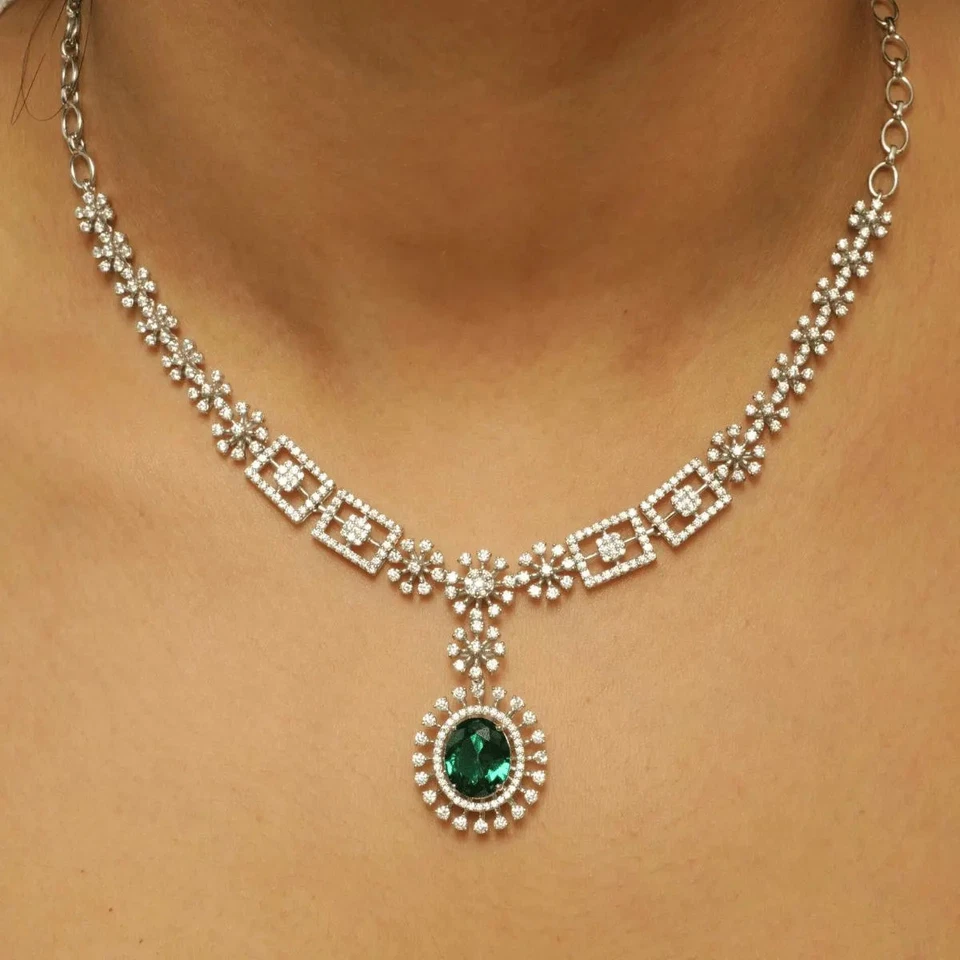 Juego de pendientes collar de diamantes esmeralda natural de 3,85 quilates diseño de halo floral de oro de 14 k Foto 3 de 4