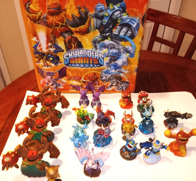 Skylanders Giants Carrying Case Storage Organizer Official & 19 Figures