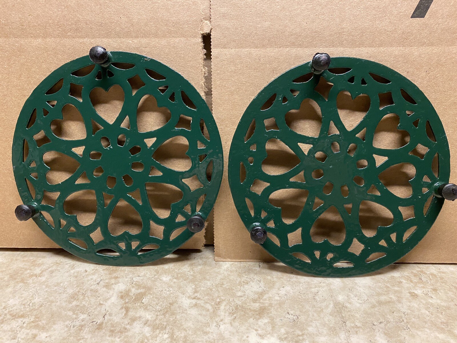 2 HEART GREEN ENAMELWARE TRIVETS STANDS TEA COFFEE POT PAN BEAUTIFUL!!!