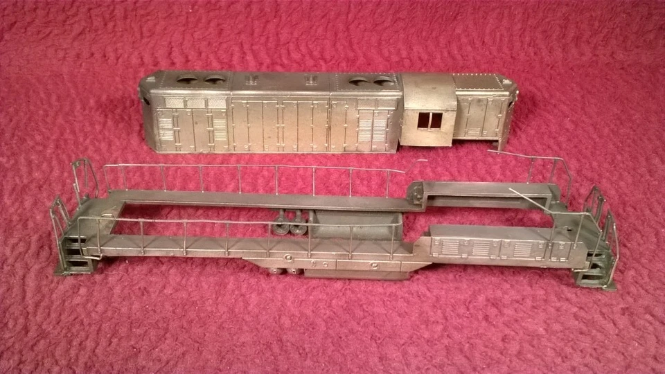 HO LAWRENCE LINE GP-7 CAST BRASS DIESEL LOCOMOTIVE SHELL W/ METAL HANDRAILS - Image 4 of 4