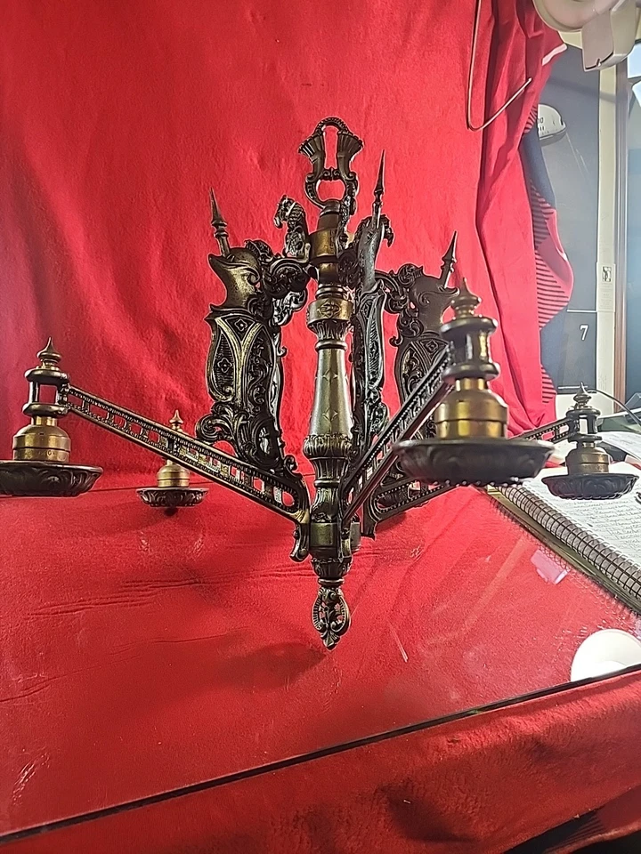 Lámpara de araña antigua de bronce de 5 brazos circa 1890-1905 gótica-renacentista Foto 2 de 4