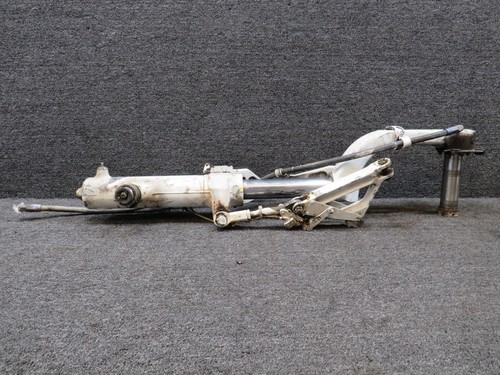 67927-009 (Cast: 3-12620-11) Piper PA28R-201 Main Gear Strut w Links RH (Worn)