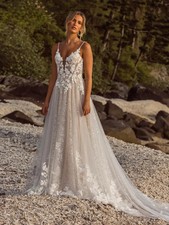 Elegant V-neck Wedding Dress Spaghetti Straps Appliques Floor Length Bridal Gown