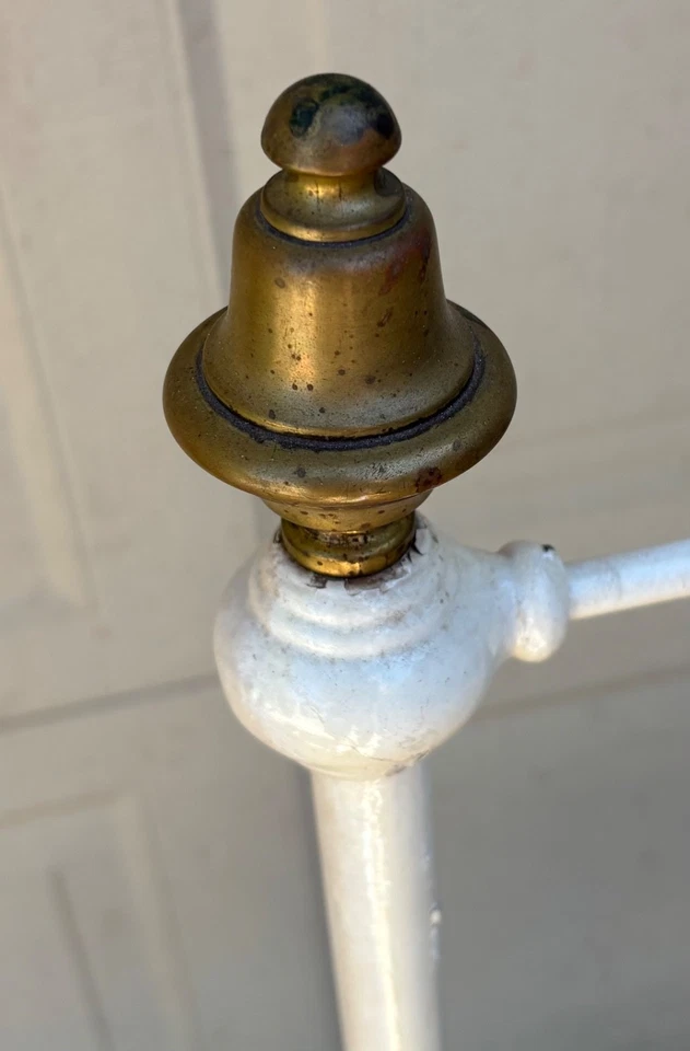 Cama antigua de latón y hierro Foto 3 de 4