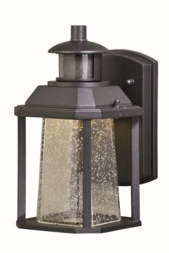 11W 5.5 in. Freeport Dualux LED Outdoor Wall Light Textured Black  Clear Seeded  - 第 1/1 張圖片