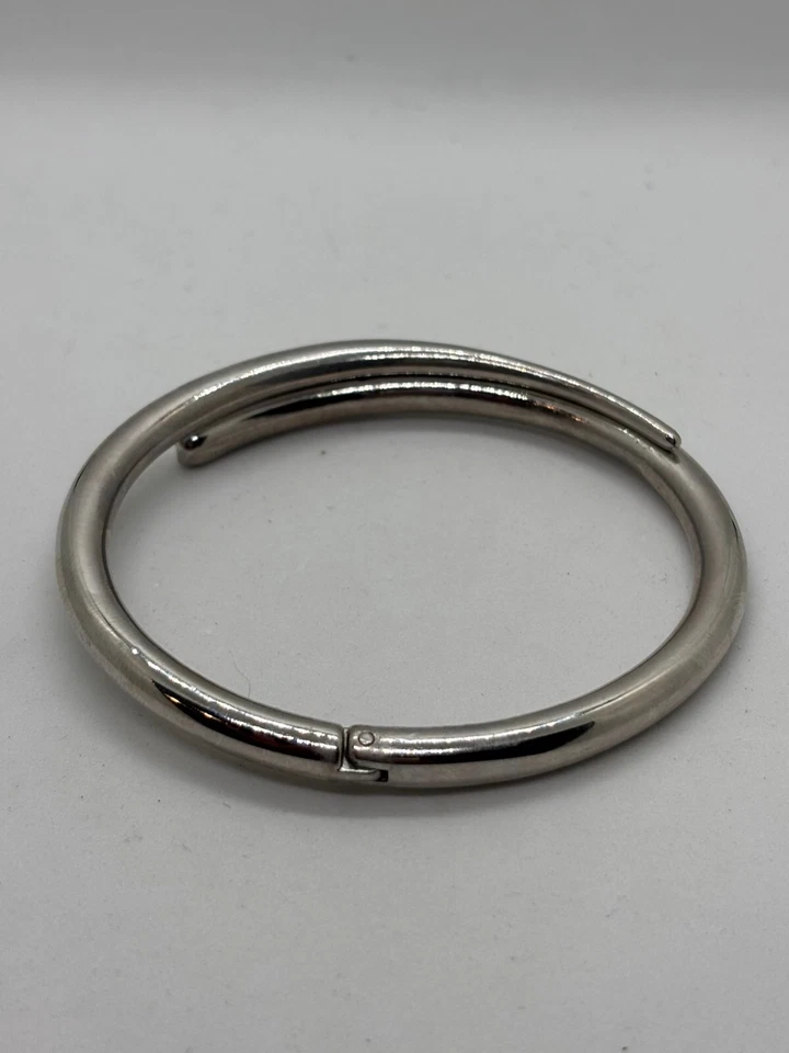 Brazalete Brazalete Estrás para Capas Bisagras Tono Plata Foto 4 de 4