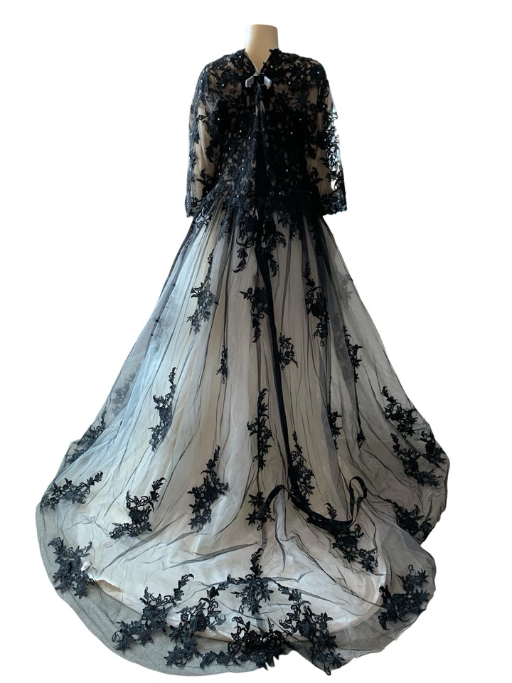 Vestido de novia gótico negro y crema manga 3/4 cuello en V apliques de encaje Foto 3 de 4